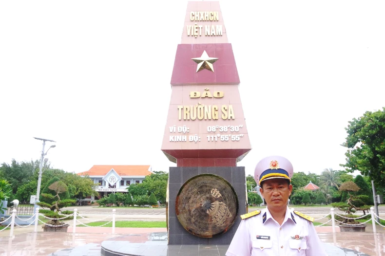 Thượng tá Trần Quang Phú, Chỉ huy trưởng đảo Trường Sa, Lữ đoàn 146, Vùng 4 Hải quân.  