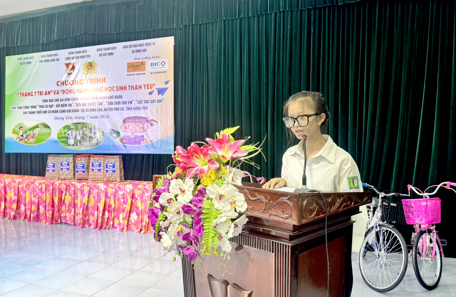 Em Nguyễn Thị Khánh Linh – Trường THCS Đình Cao cảm ơn những món quà mà đoàn viên, thanh niên đã trao tặng.