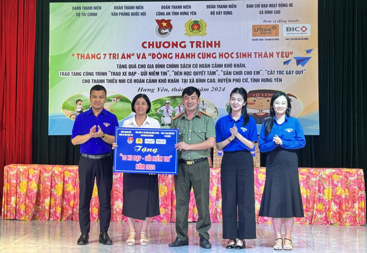 Các phần quà ý nghĩa, thiết thực được lực lượng thanh niên trao tặng cho các học sinh trên địa bàn Xã.