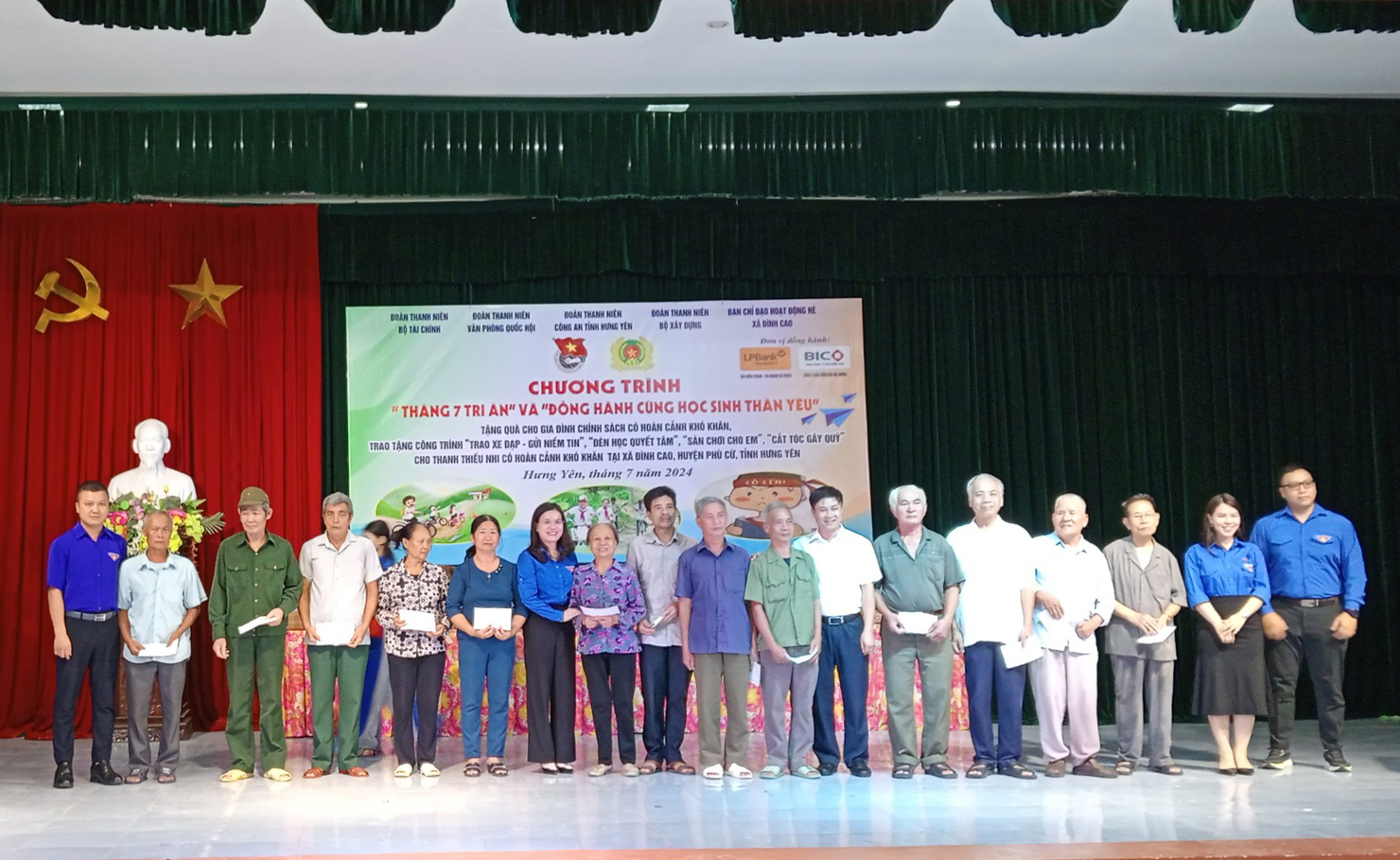 Đoàn Thanh niên trao tặng 60 suất quà cho các gia đình chính sách trên địa bàn xã Đình Cao.