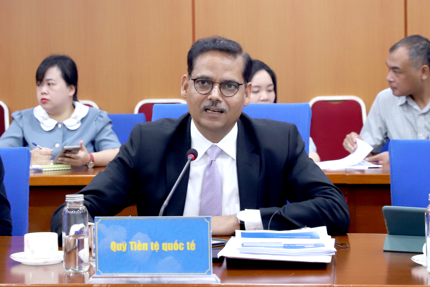 &Ocirc;ng Sandeep Saxena &ndash; Ph&oacute; trưởng ph&ograve;ng Quản l&yacute; t&agrave;i ch&iacute;nh c&ocirc;ng, Vụ T&agrave;i kho&aacute;, IMF ph&aacute;t biểu tại cuộc l&agrave;m việc.