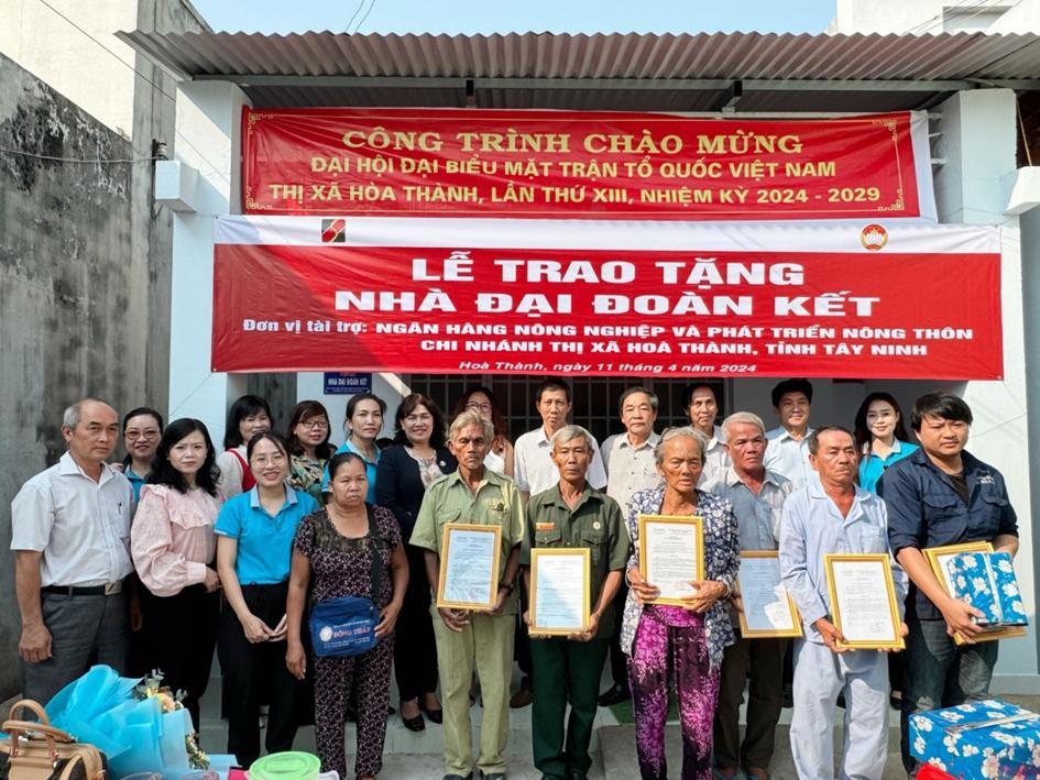 Agribank trao tặng nhà đoàn kết cho những gia đình khó khăn tại tỉnh Tây Ninh.
