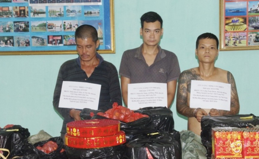 Các đối tượng vận chuyển pháo nổ trái phép bị lực lượng Bộ đội Biên phòng tỉnh Lạng Sơn bắt giữ. Ảnh: Đồn Biên phòng cung cấp
