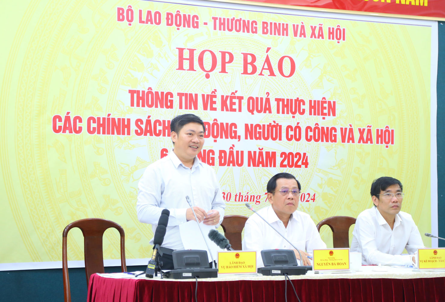 Ông Nguyễn Duy Cường - Phó Vụ trưởng Vụ Bảo hiểm xã hội (Bộ Lao động - Thương binh và Xã hội) thông tin một số điểm mới về Luật BHXH năm 2024 tại buổi Họp báo.