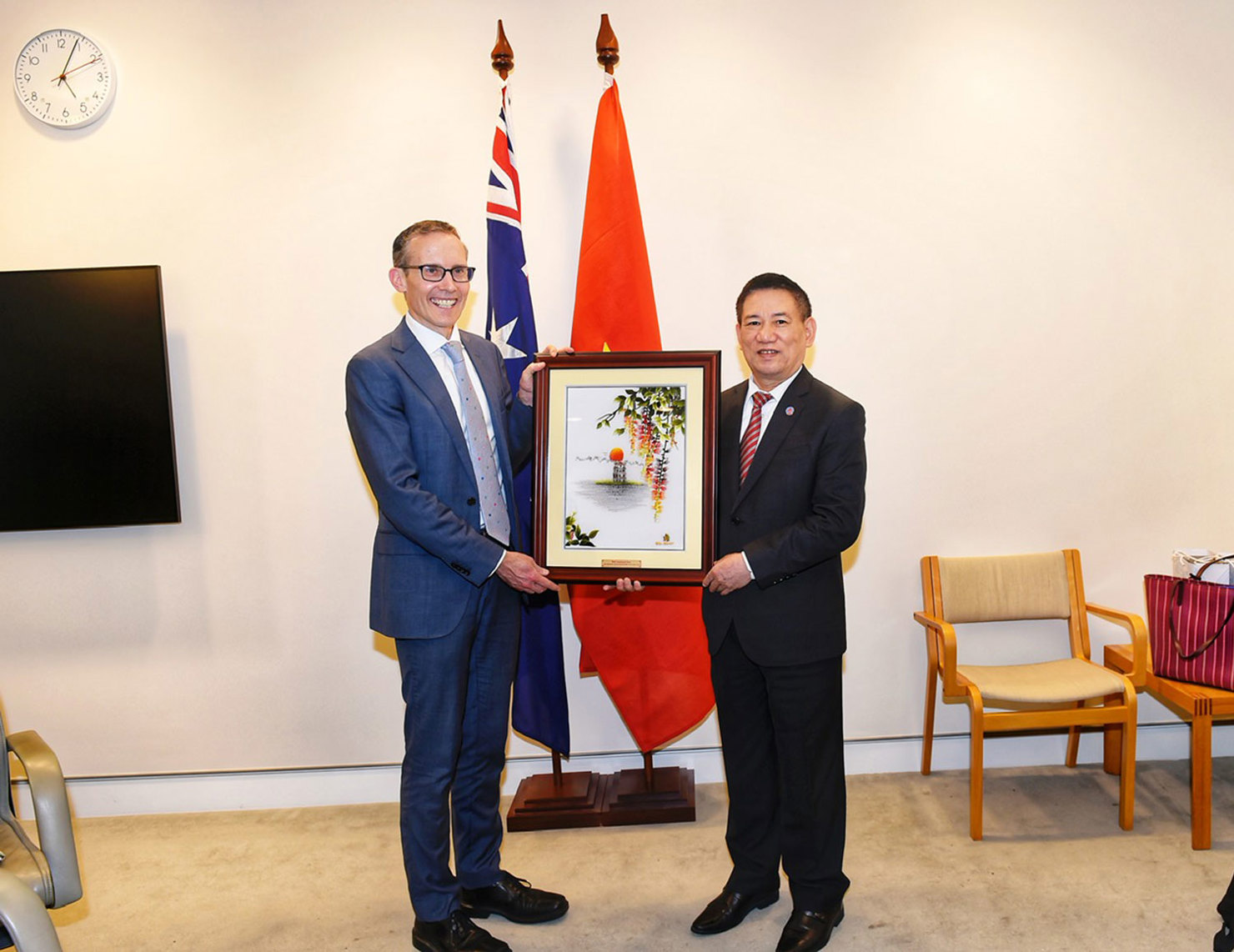 Bộ trưởng Hồ Đức Phớc và Bộ trưởng Andrew Leigh.