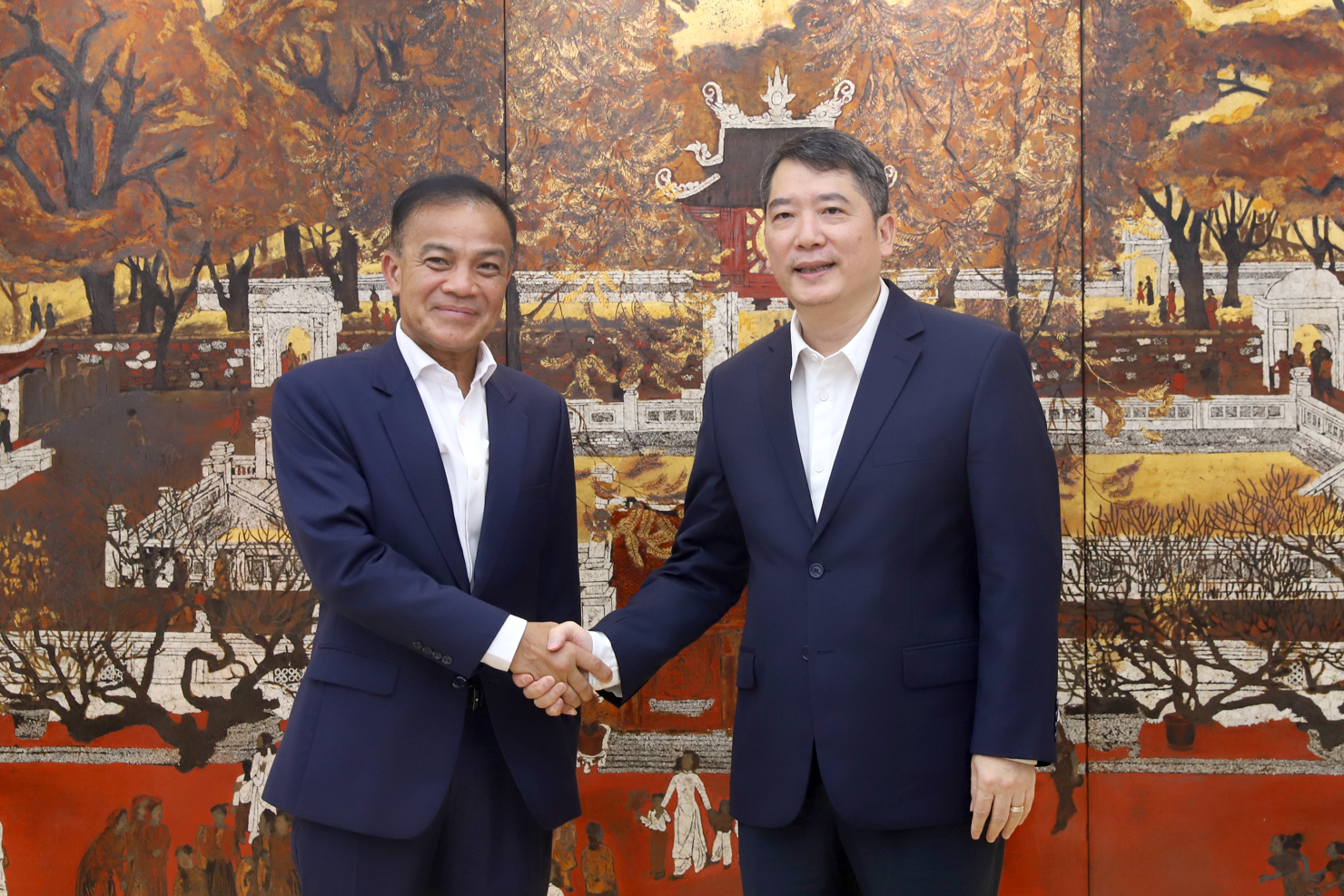 Thứ trưởng Bộ Tài chính Việt Nam Cao Anh Tuấn và Thứ trưởng Bộ Tài chính Lào Phouthanouphet Saysombath.