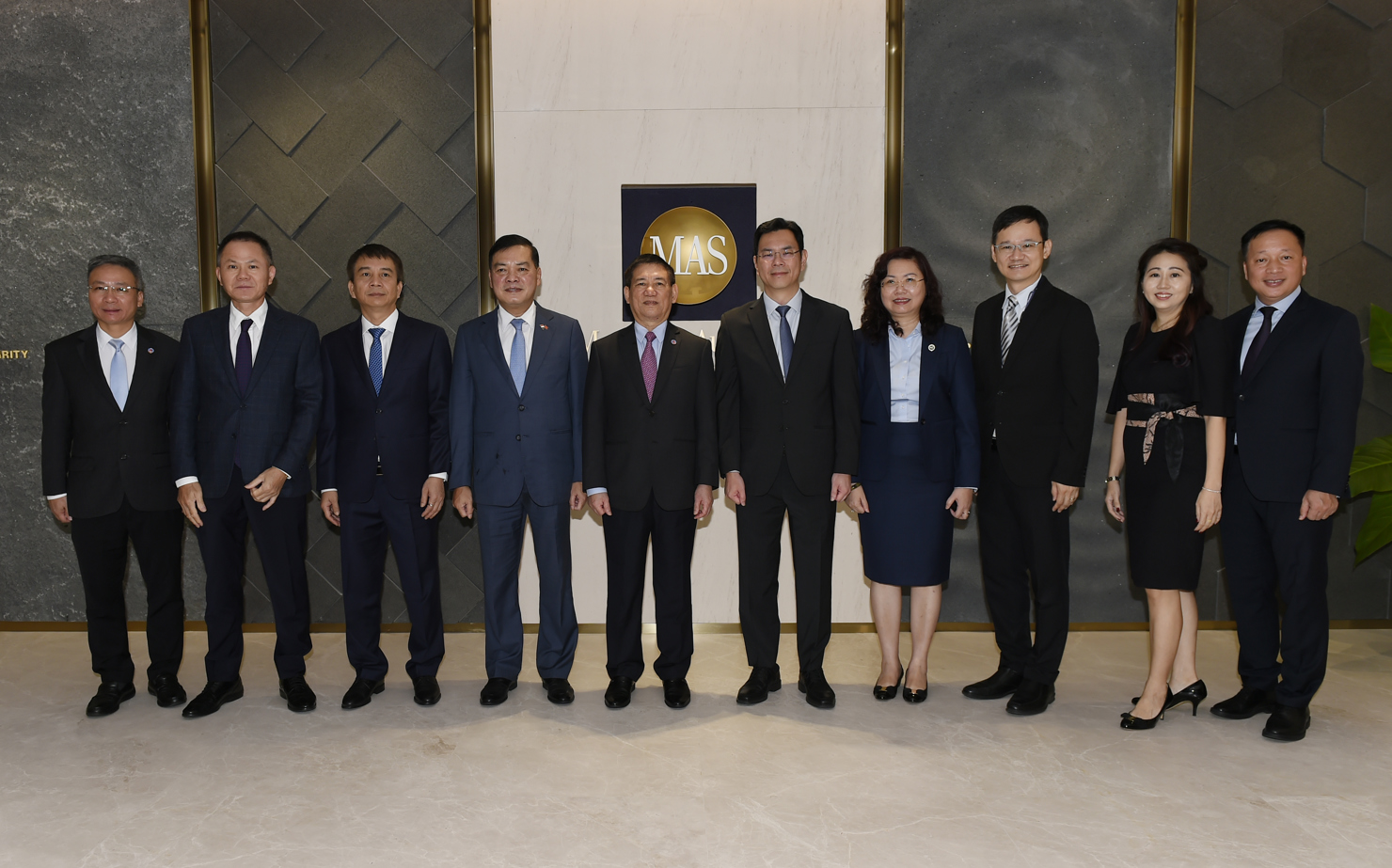 Các đại biểu chụp ảnh lưu niệm.
