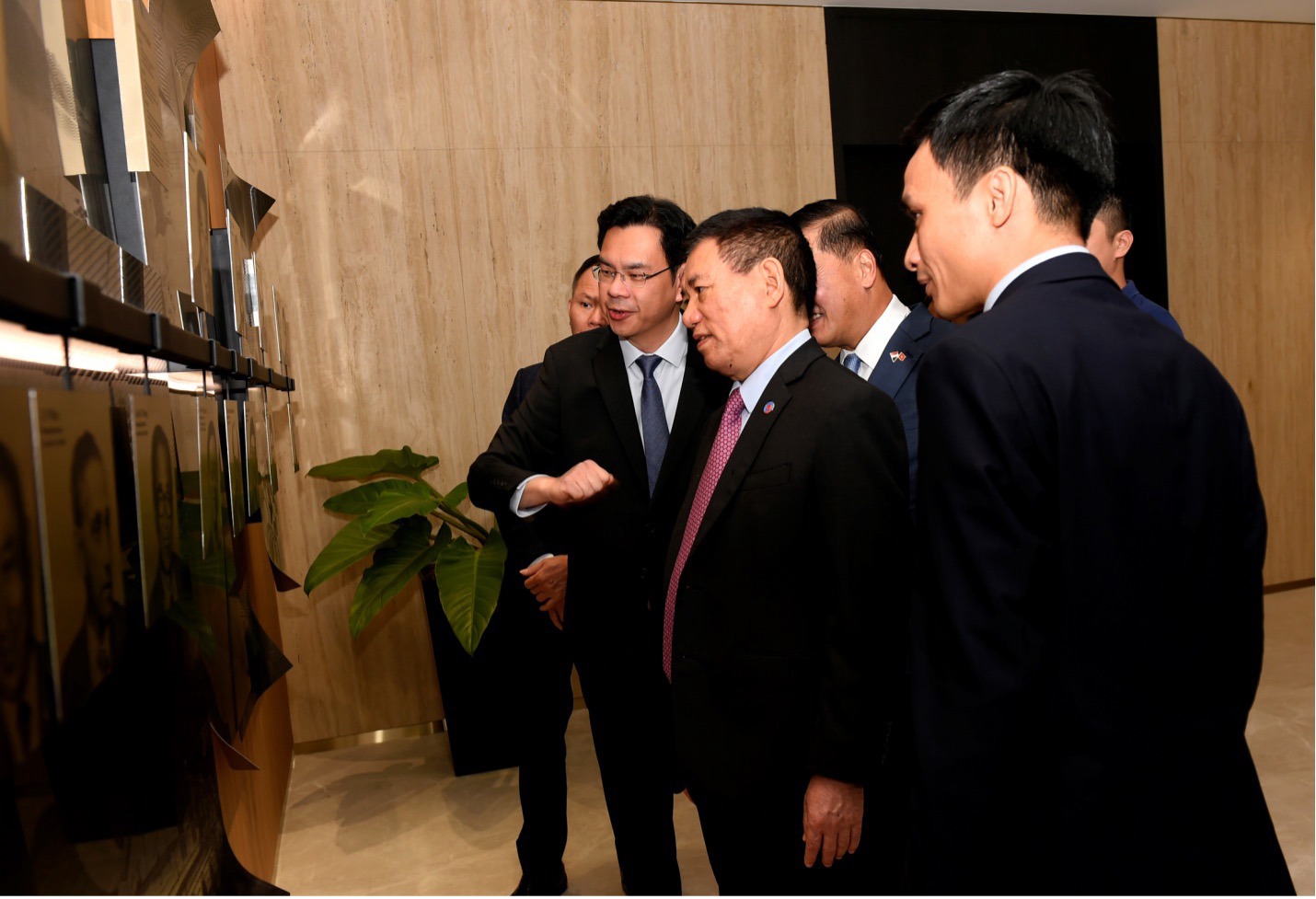 Giám đốc điều hành MAS- Chia Der Jiun giới thiệu với Bộ trưởng hình ảnh những người tiền nhiệm tại MAS.