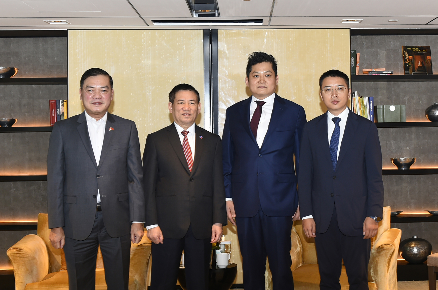 Bộ trưởng Hồ Đức Phớc chụp h&igrave;nh lưu niệm c&ugrave;ng Đại sứ&nbsp;đặc mệnh to&agrave;n quyền Việt Nam tại Singapore Mai Phước Dũng v&agrave; đại diện C&ocirc;ng ty cổ phần ph&aacute;t triển ch&acirc;u &Aacute;.