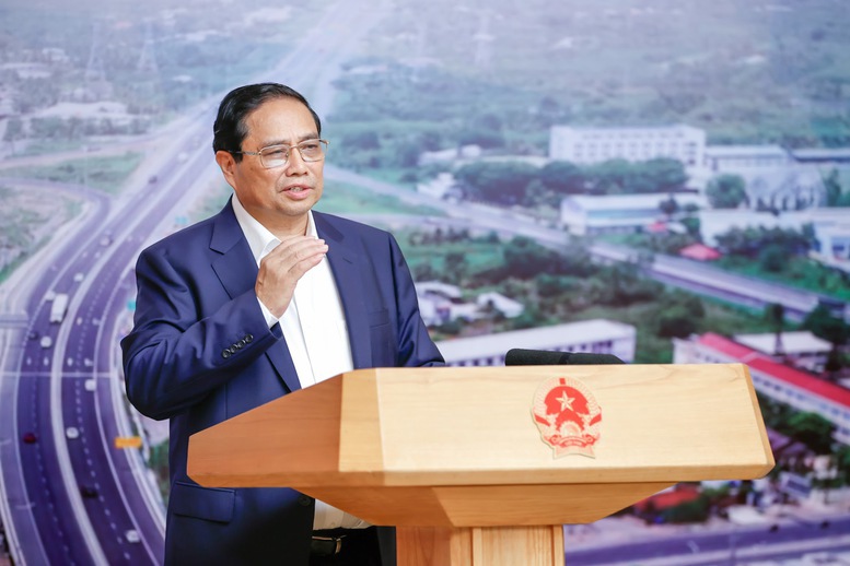 Thủ tướng Chính phủ Phạm Minh Chính phát biểu kết luận phiên họp. 
