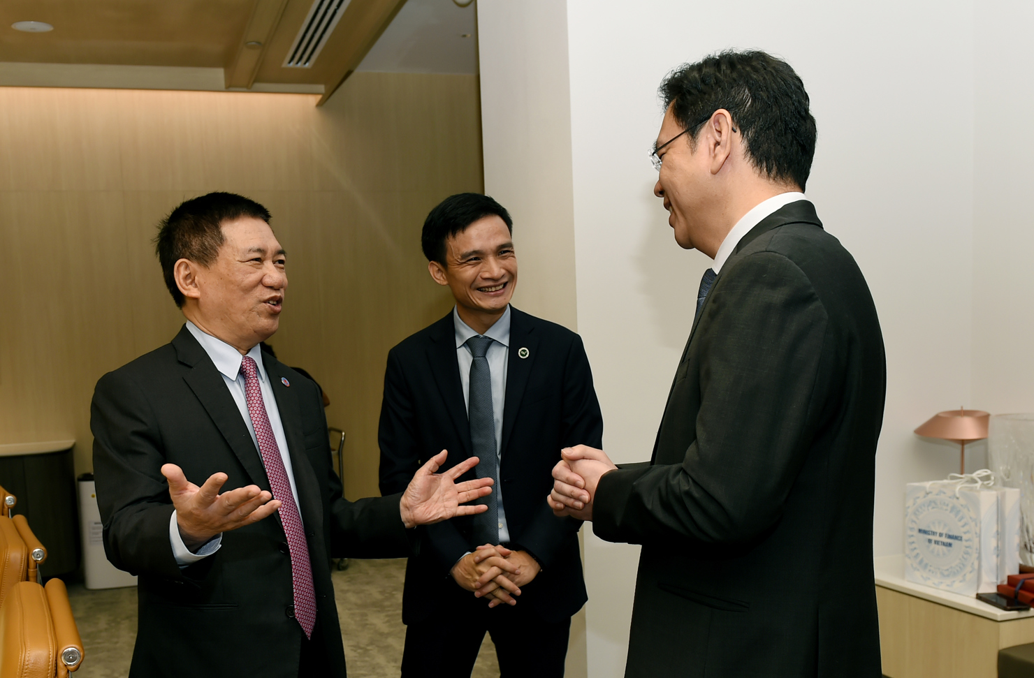 Bộ trưởng v&agrave; &ocirc;ng Chia Der Jiun - Gi&aacute;m đốc Điều h&agrave;nh Cơ quan Tiền tệ Singapore trao đổi b&ecirc;n lề buổi l&agrave;m việc.