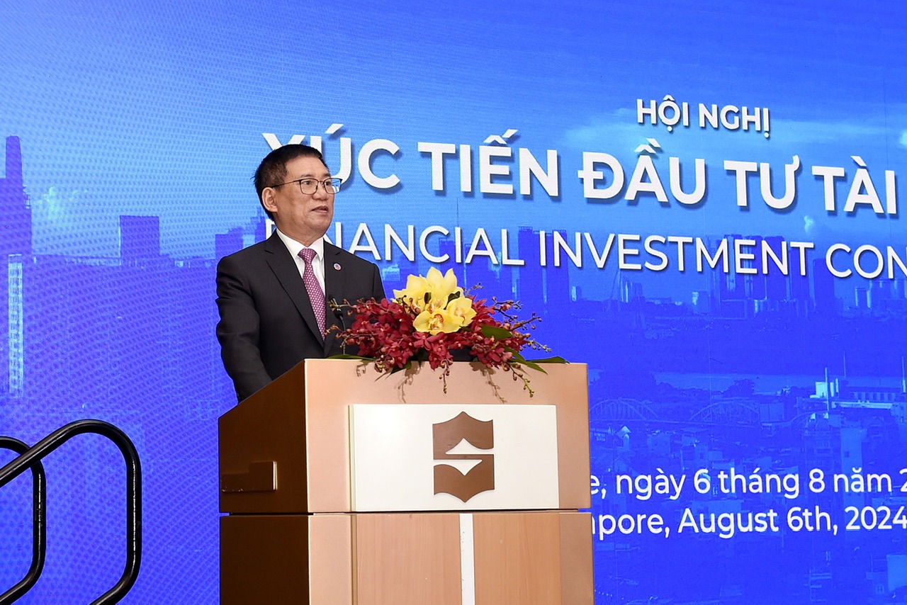 Ng&agrave;y 06/8, Bộ trưởng Bộ T&agrave;i ch&iacute;nh Hồ Đức Phớc chủ tr&igrave; Hội nghị X&uacute;c tiến đầu tư với chủ đề "Việt Nam &ndash; Điểm đến Đầu tư của bạn&rdquo; tại Singapore.