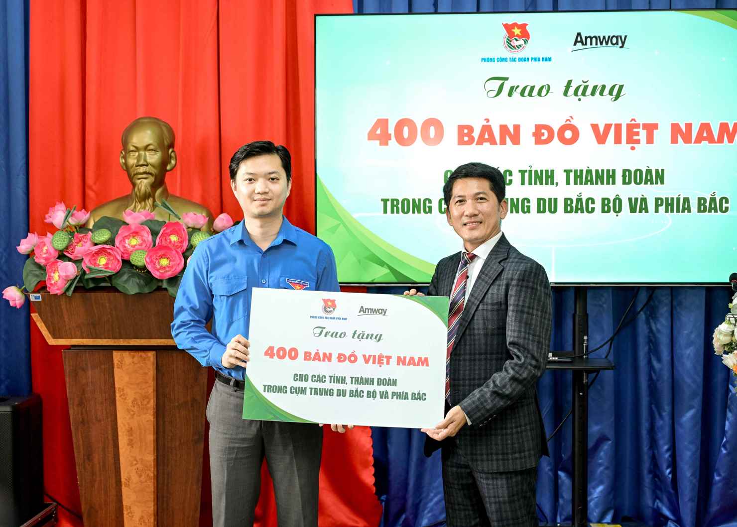 Đồng chí Nguyễn Minh Triết - Bí thư Trung ương Đoàn, Chủ tịch Hội Sinh viên Việt Nam (bên trái) nhận bảng trao tặng 400 tấm bản đồ Việt Nam từ ông Huỳnh Thiên Triều – Tổng Giám đốc Amway Việt Nam.