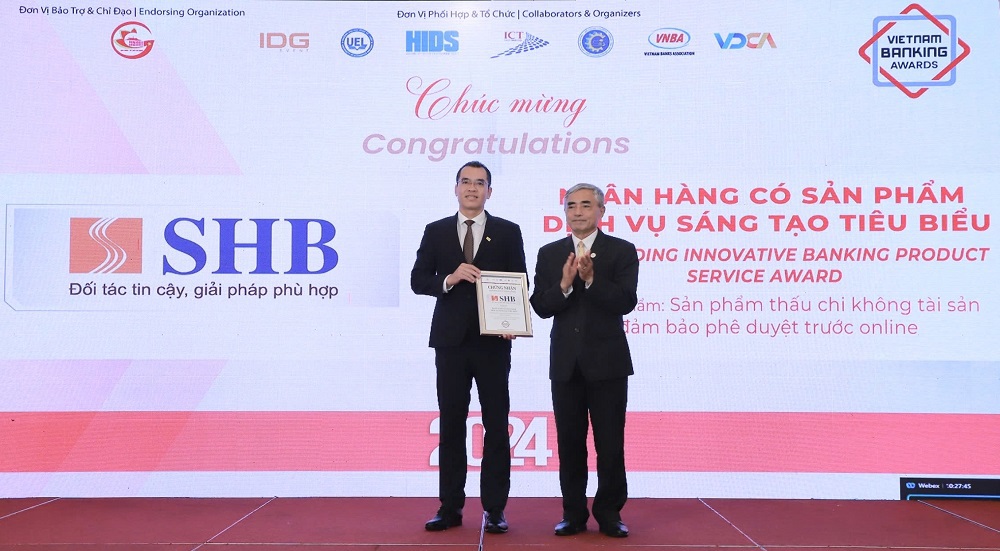 Chú thích ảnh: Đại diện SHB (bên trái) nhận giải thưởng “Ngân hàng có sản phẩm dịch vụ sáng tạo tiêu biểu”