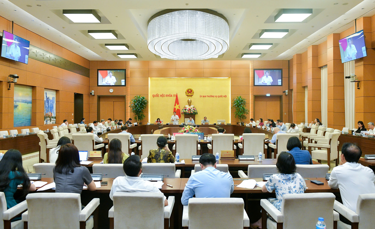 Quang cảnh phiên họp.