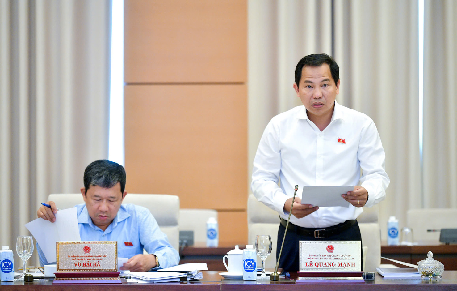 Ông Lê Quang Mạnh - Chủ nhiệm Ủy ban Tài chính – Ngân sách của Quốc hội trình bày báo cáo tại phiên họp.