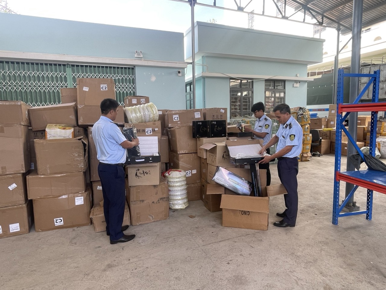Phụ tùng điện nước, xe máy nghi nhập lậu.