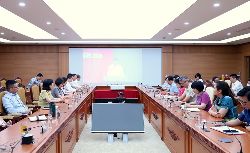 Các cán bộ, đảng viên Đảng bộ Bộ Tài chính tham dự tại điểm cầu trụ sở cơ quan Bộ Tài chính.