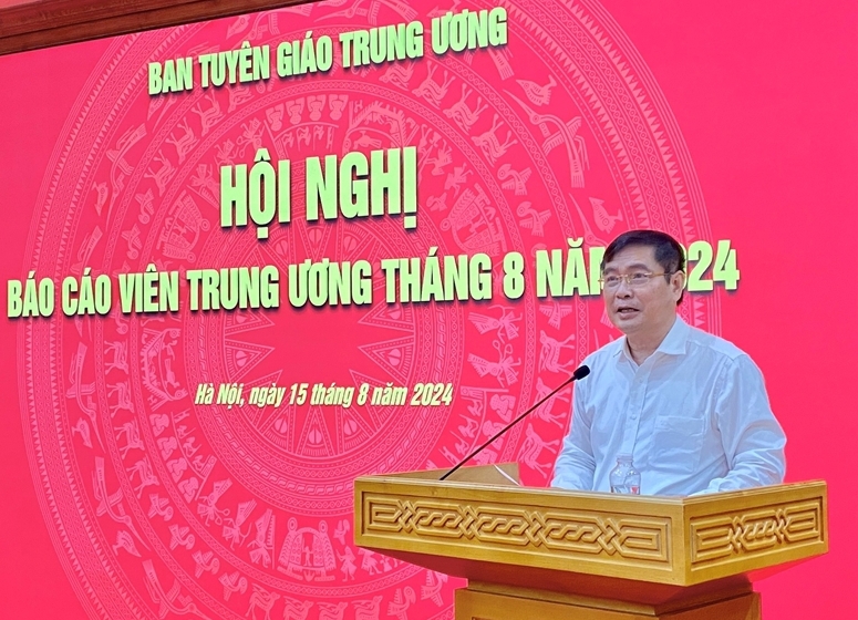 Đồng chí Phan Xuân Thủy - Phó Trưởng Ban Tuyên giáo Trung ương phát biểu định hướng tuyên truyền tại Hội nghị.