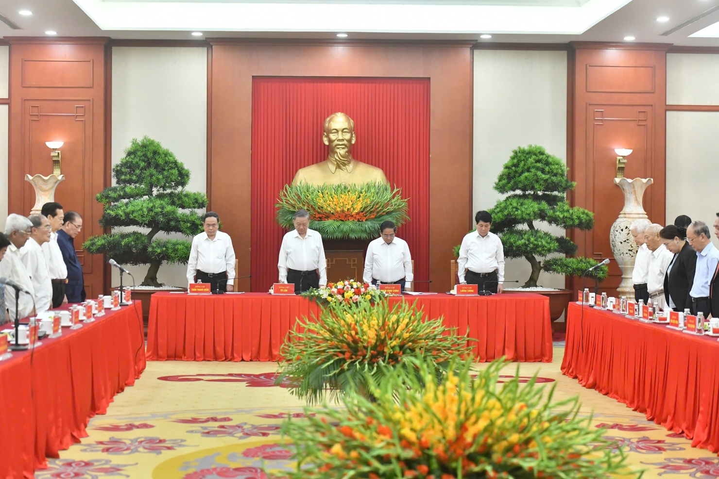 Trước khi bắt đầu Hội nghị, các đồng chí lãnh đạo, nguyên lãnh đạo Đảng, Nhà nước đã dành một phút mặc niệm, tưởng nhớ cố Tổng Bí thư Nguyễn Phú Trọng, nhà lãnh đạo đặc biệt xuất sắc của Đảng ta. Ảnh: VGP/Nguyễn Hoàng