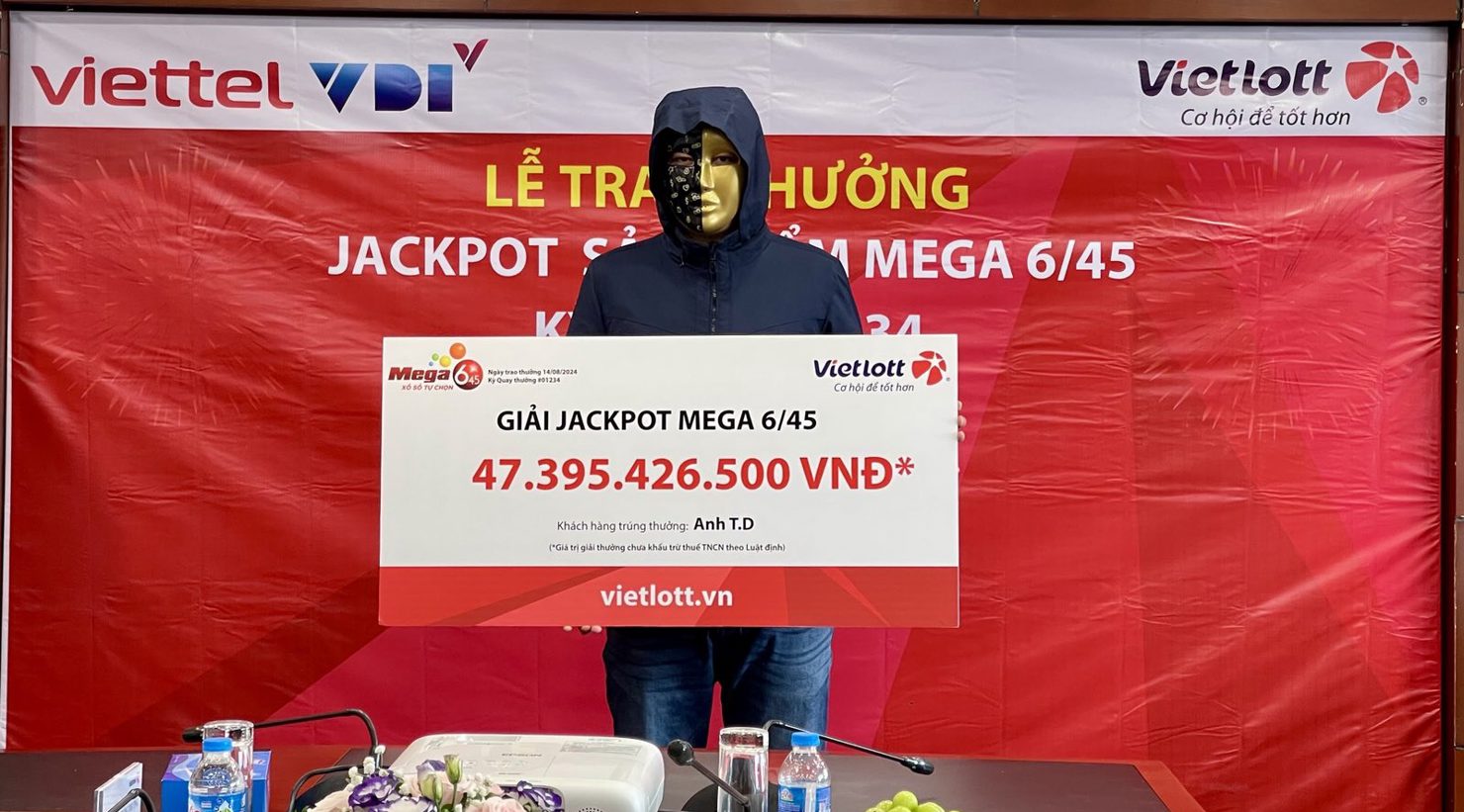 Anh T.D nhận giải Jackpot trị giá hơn 47 tỷ đồng. Ảnh: Vietlott