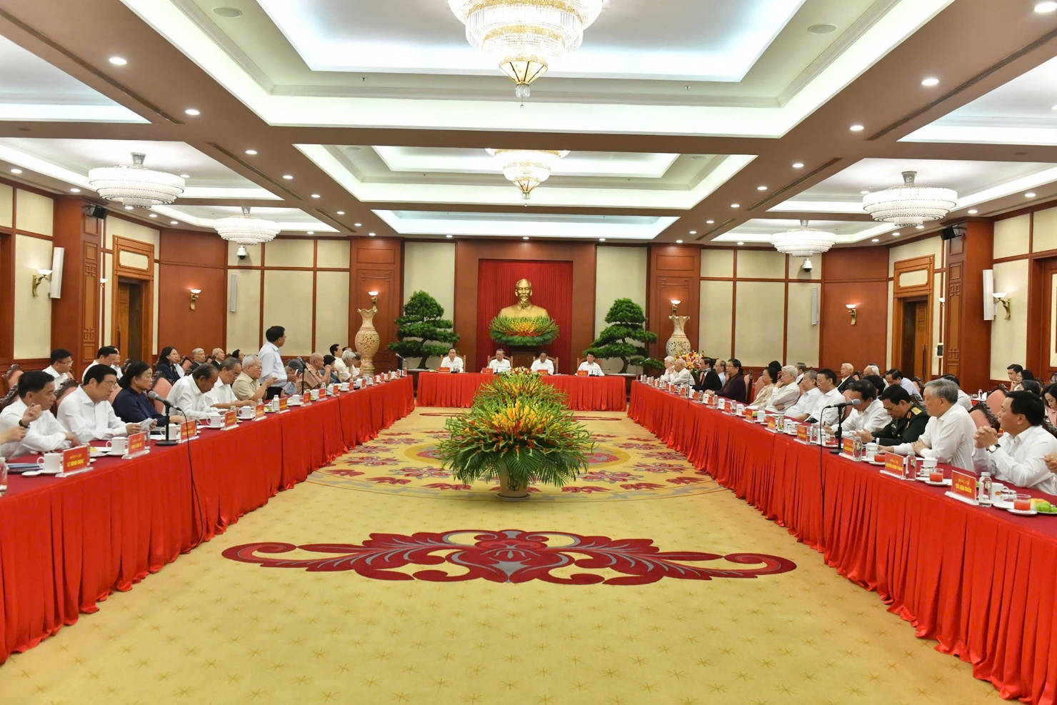 Hội nghị gặp mặt các đồng chí lãnh đạo, nguyên lãnh đạo Đảng, Nhà nước nhằm thông tin về tình hình của Đảng, của Đất nước những tháng đầu năm 2024, nhiệm vụ trọng tâm những tháng cuối và thời gian tới. Ảnh: VGP/Nguyễn Hoàng.