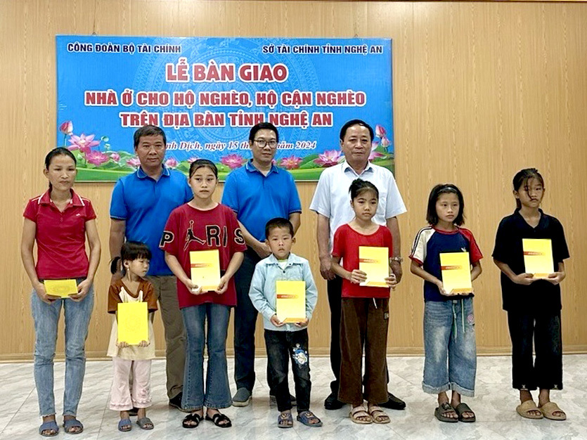 Đại diện Công đoàn Bộ Tài chính tặng quà cho các em học sinh có hoàn cảnh khó khăn tại xã Hạnh Dịch, huyện Quế Phong, tỉnh Nghệ An.