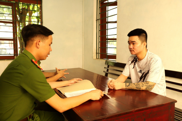Cơ quan điều tra làm việc với đối tượng Nguyễn Tiến Thành. Ảnh: Công an Hà Tĩnh 