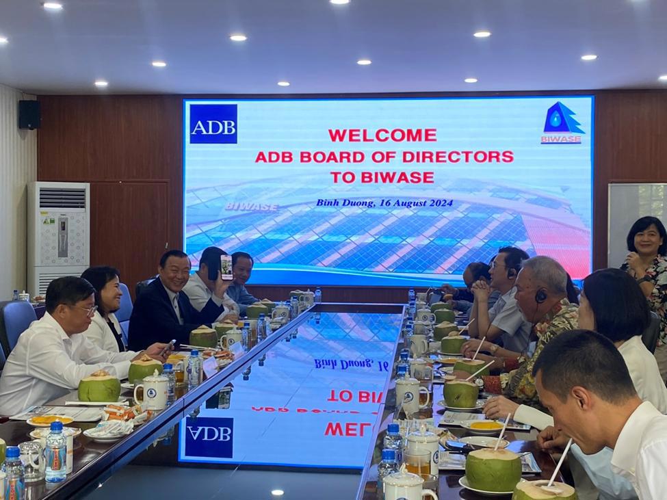 Lãnh đạo Tổng công ty Biwase (bên trái) tiếp và làm việc với Đoàn các Giám đốc Điều hành ADB đến thăm nhà Khu liên hợp xử lý chất thải Bình Dương BIWASE.