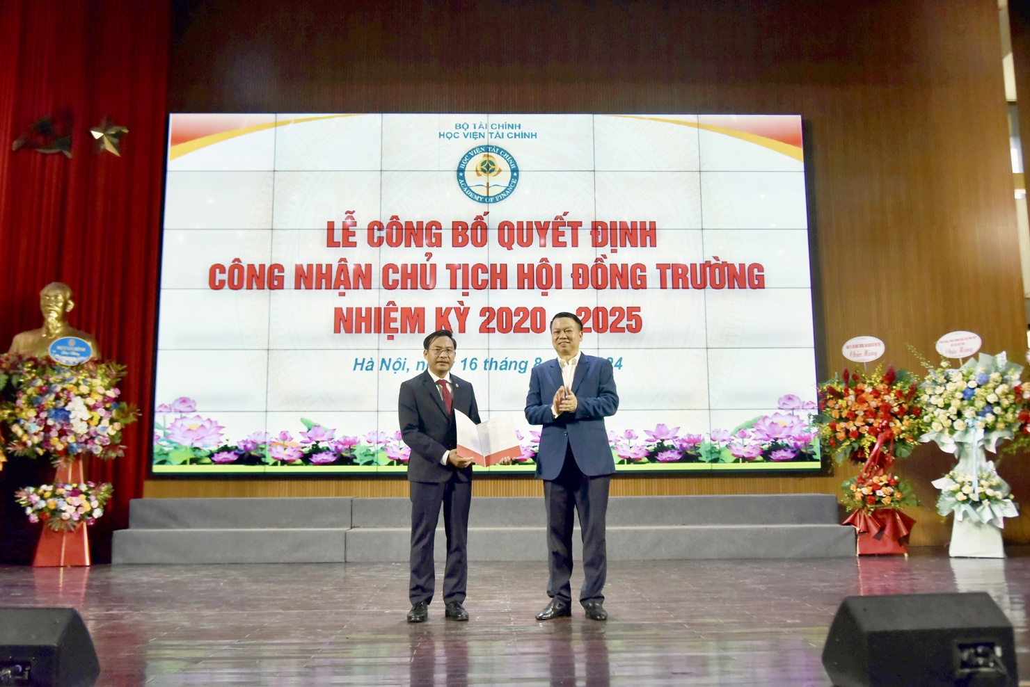 Thứ trưởng Bộ Tài chính Nguyễn Đức Chi trao quyết định công nhận Chủ tịch Hội đồng trường cho TS. Nguyễn Văn Bình.
