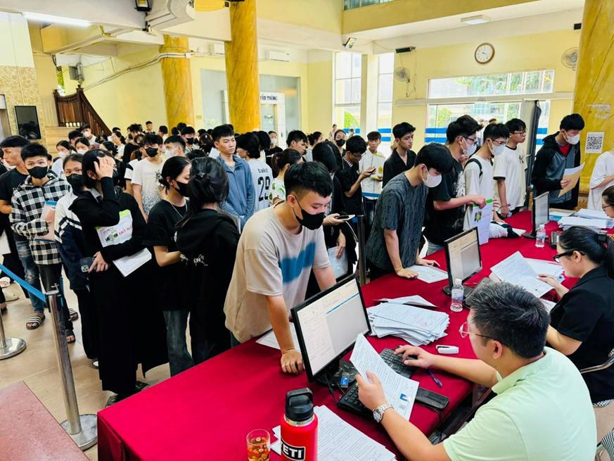 Không khí nhận hồ sơ xét tuyển tại khu vực sảnh A luôn đông đúc và nhộn nhịp