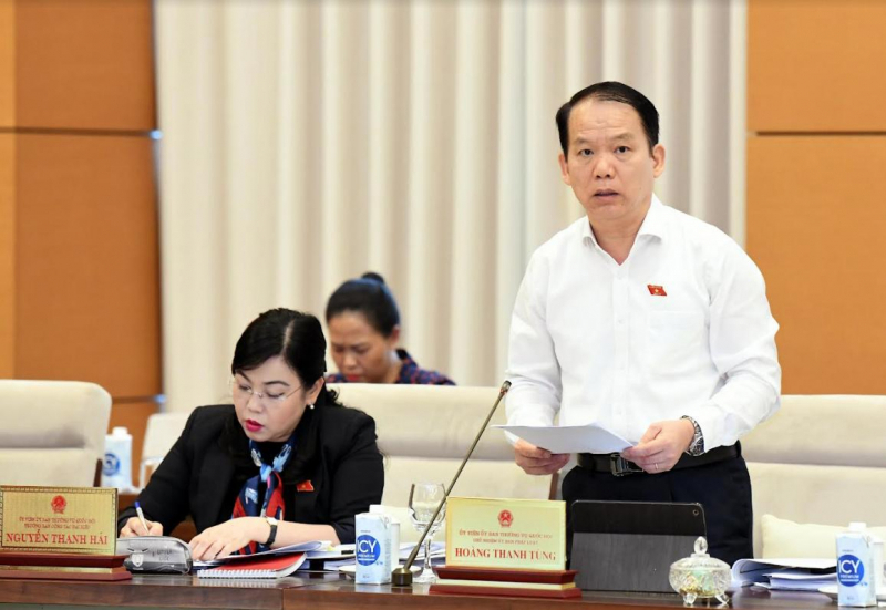 Chủ nhiệm Ủy ban Pháp luật Hoàng Thanh Tùng báo cáo tóm tắt kết quả giám sát. Ảnh: Lâm Hiển