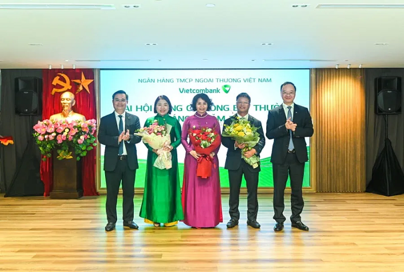 Bà Đinh Thị Thái, bà Trương Thị Diệu Quế, ông Trịnh Ngọc An nhận hoa chúc mừng khi được Đại hội bầu làm Thành viên Ban Kiểm soát Vietcombank nhiệm kỳ 2023 - 2028