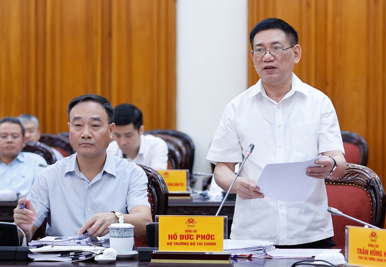 Bộ trưởng Bộ Tài chính Hồ Đức Phớc phát biểu tại cuộc họp.