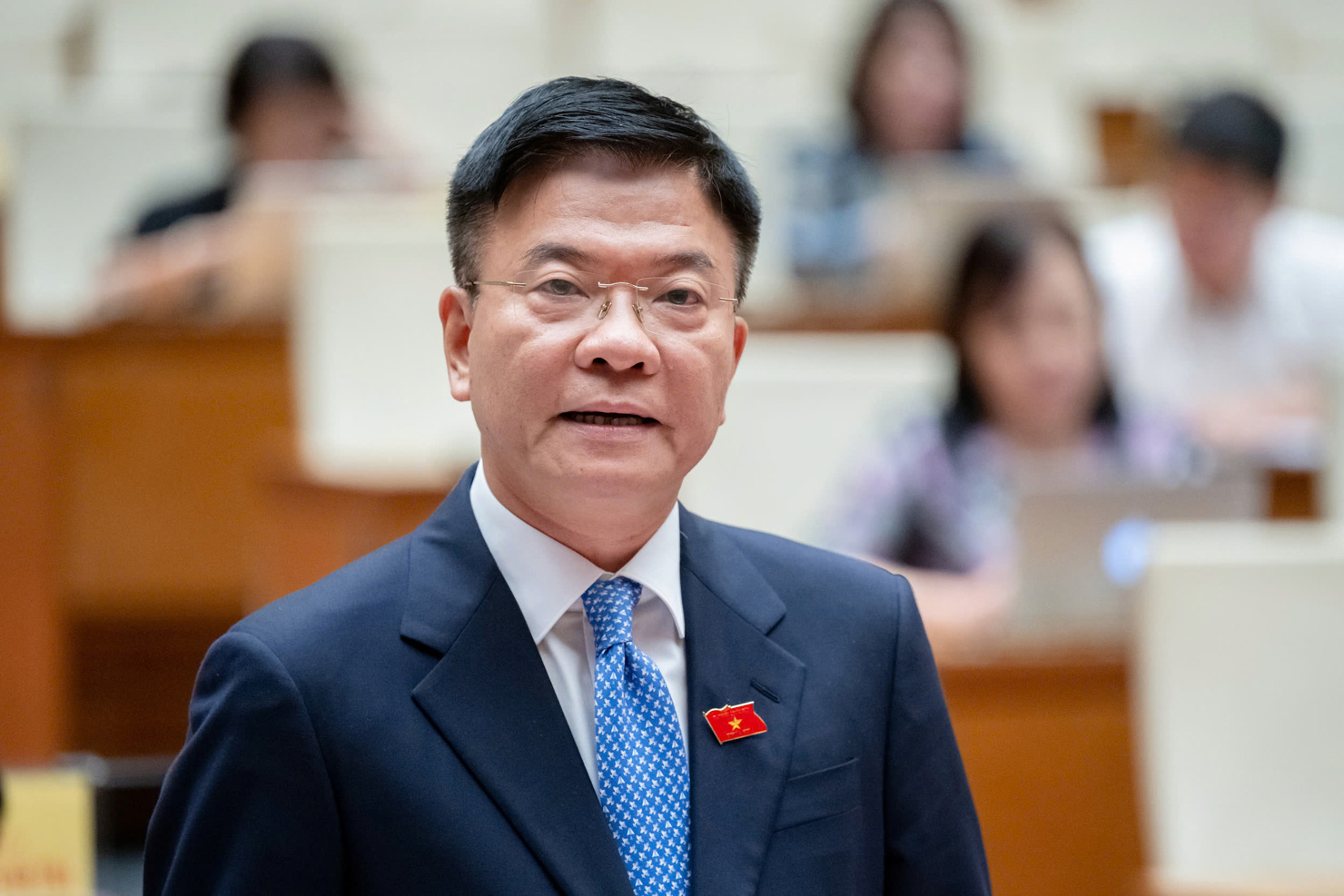 Phó Thủ tướng, Bộ trưởng Bộ Tư pháp Lê Thành Long trả lời chất vấn tại phiên họp.