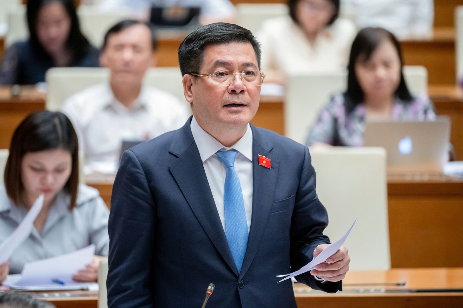 Bộ trưởng Bộ Công Thương Nguyễn Hồng Diên trả lời chất vấn.