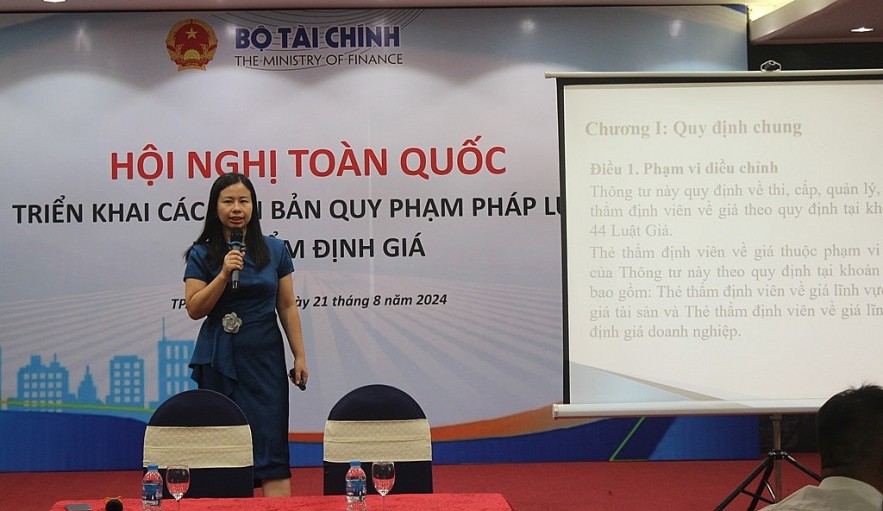 Bà Dương Lan Anh - Phó Trưởng Phòng Quản lý thẩm định giá (Cục Quản lý giá, Bộ Tài chính) trình bày tại hội nghị. Ảnh: Hoàng Dương