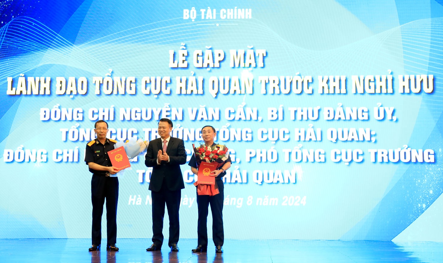 Thứ trưởng Nguyễn Đức Chi trao quyết định nghỉ hưu cho đồng chí Nguyễn Văn Cẩn và đồng chí Hoàng Việt Cường.