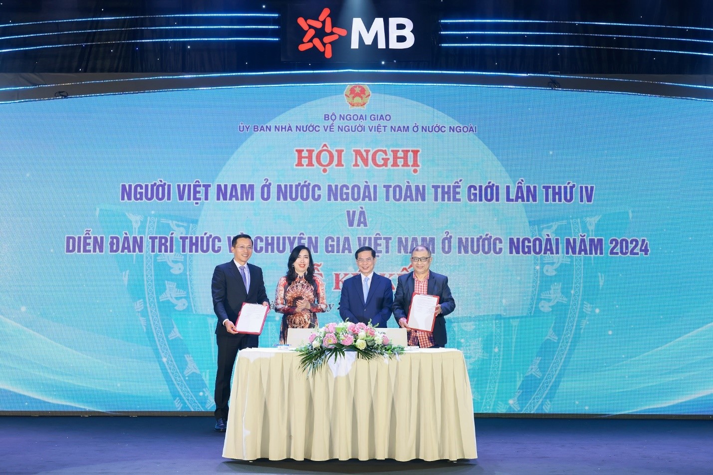 Lễ ký kết biên bản ghi nhớ hợp tác giữa Hiệp hội Doanh nhân Việt Nam ở nước ngoài và MB.