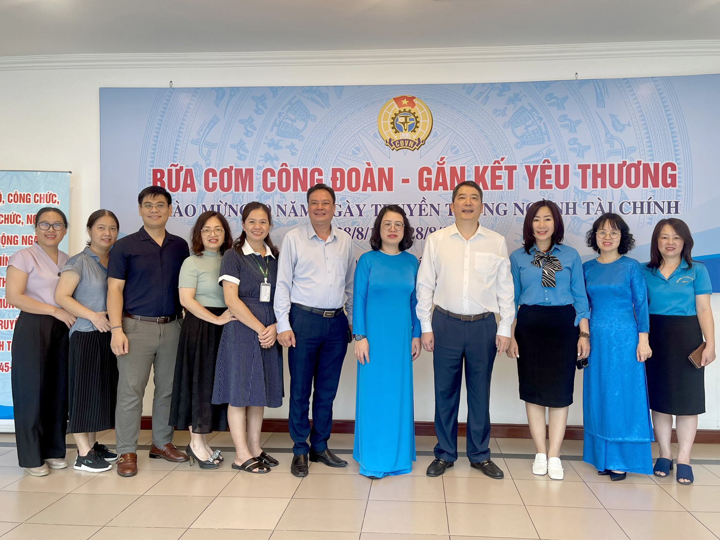 Lãnh đạo Đảng uỷ, Lãnh đạo Bộ Tài chính tham dự Chương trình và động viên tinh thần các đoàn viên công đoàn.