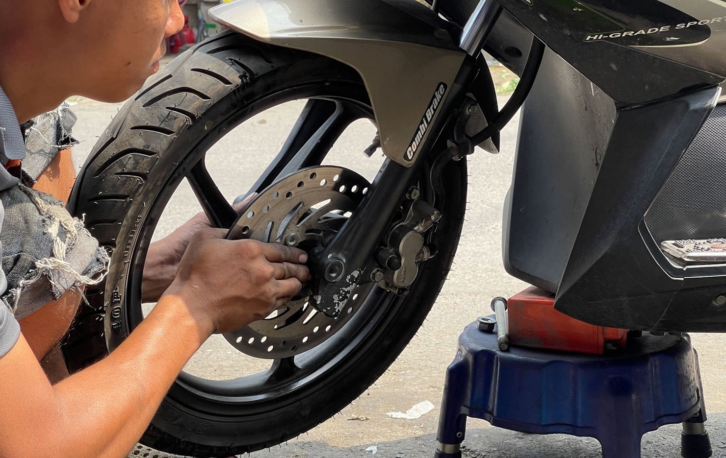 Không chỉ lốp ô tô mà lốp xe máy cũng cần được chủ xe quan tâm 