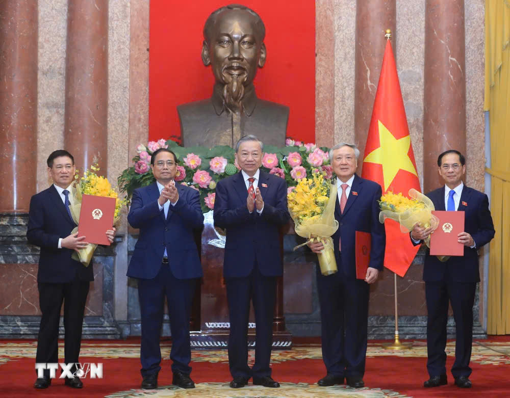 Tổng Bí thư, Chủ tịch nước Tô Lâm trao Quyết định bổ nhiệm, Thủ tướng Phạm Minh Chính tặng hoa chúc mừng các Phó Thủ tướng Nguyễn Hòa Bình, Hồ Đức Phớc và Bùi Thanh Sơn. Ảnh: TTXVN