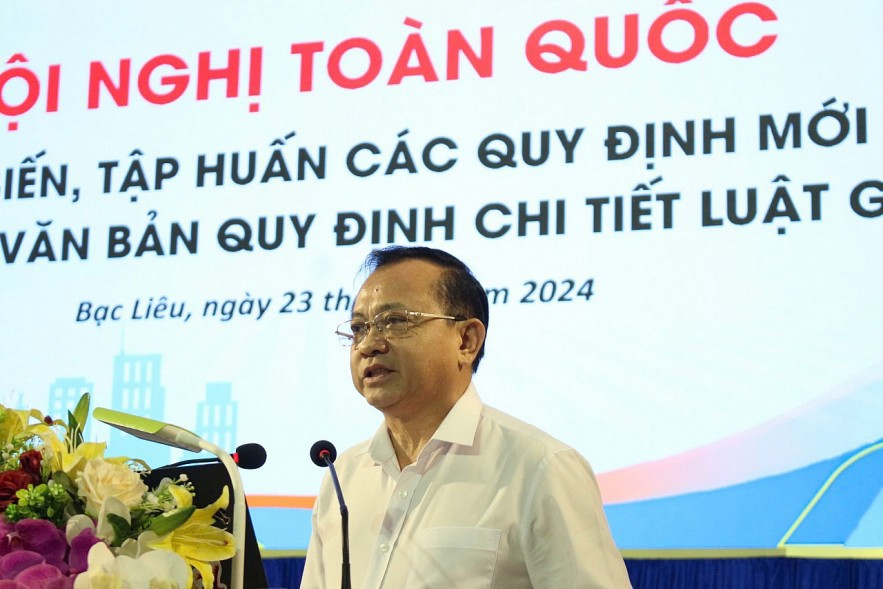 Thứ trưởng Bộ Tài chính Lê Tấn Cận phát biểu tại Hội nghị. 
