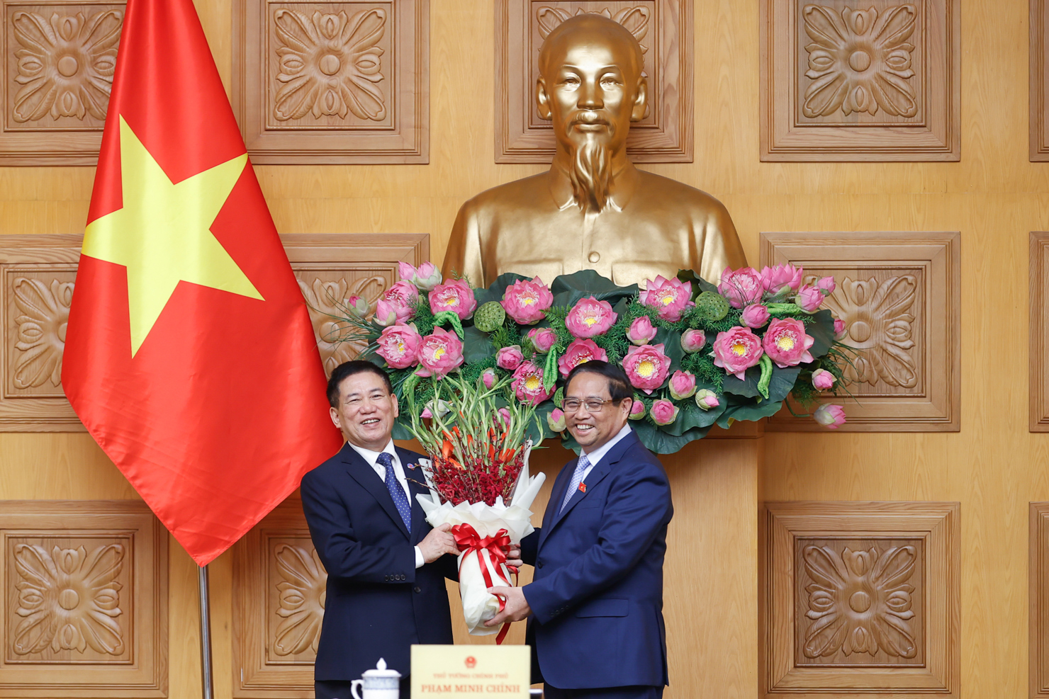 Thủ tướng Phạm Minh Chính chúc mừng ông Hồ Đức Phớc được bổ nhiệm giữ chức Phó Thủ tướng Chính phủ, tại buổi gặp mặt, giao nhiệm vụ chiều tối 26/8. Ảnh: VGP