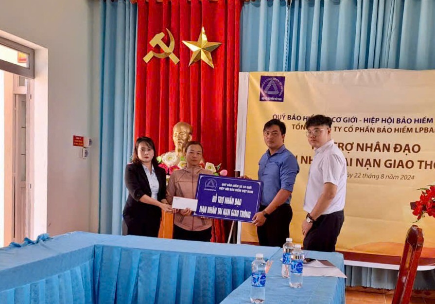 Đại diện Quỹ Bảo hiểm xe cơ giới trao hỗ trợ nhân đạo cho gia đình nạn nhân Đào Văn Thành.