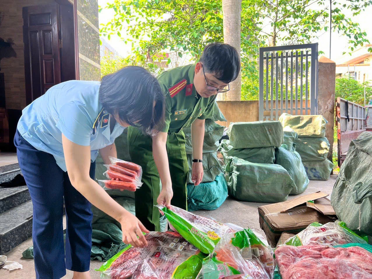 Lực lượng chức năng Hà Nội đang kiểm tra hàng hoá vi phạm 