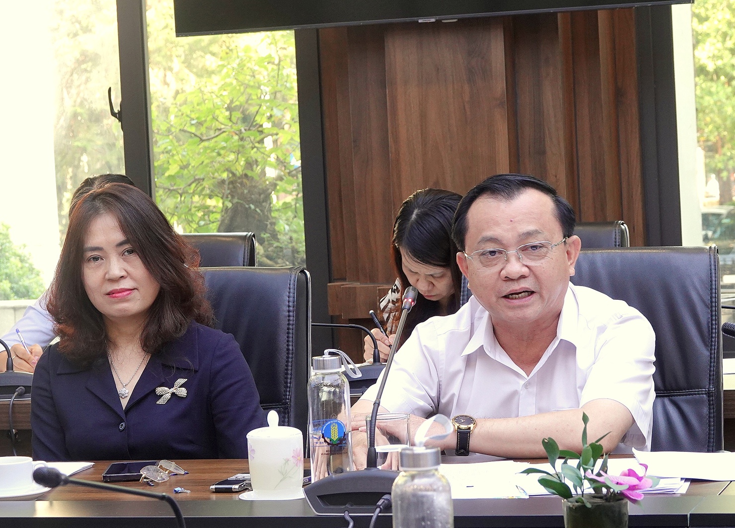 Thứ trưởng Bộ T&agrave;i ch&iacute;nh L&ecirc; Tấn Cận ph&aacute;t biểu tại buổi l&agrave;m việc.&nbsp;