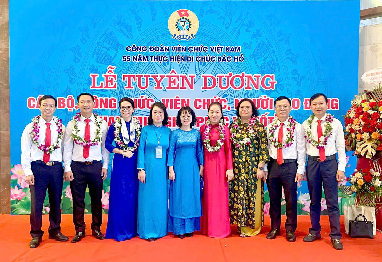 Lãnh đạo Công đoàn Bộ Tài chính chụp ảnh lưu niệm cùng các cán bộ được tuyên dương.