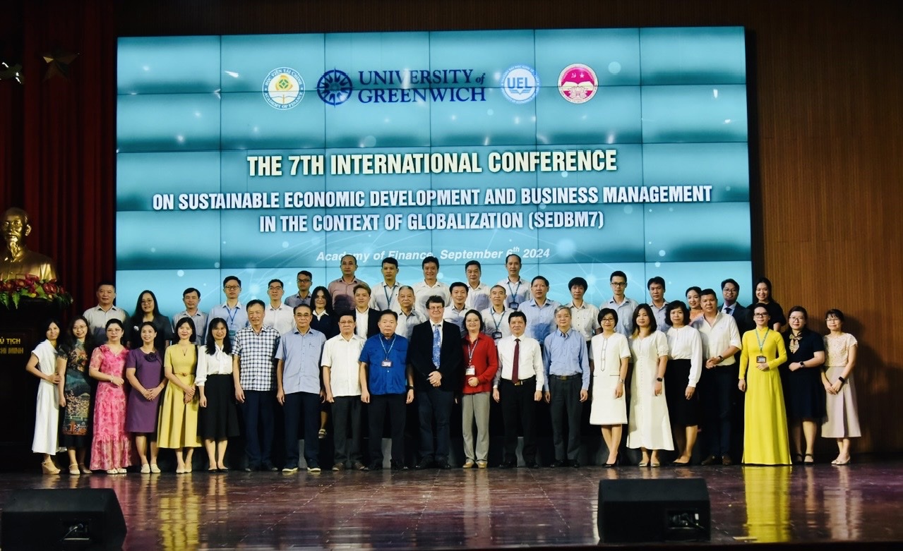 Các đại biểu chụp ảnh lưu niệm tại Hội thảo.