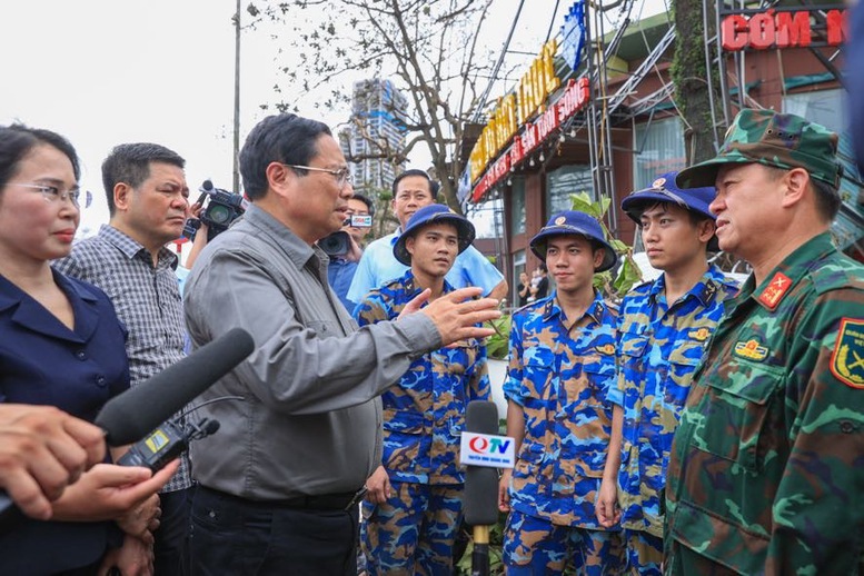 Thủ tướng động viên các lực lượng quân đội, công an đang làm nhiệm vụ dọn dẹp sau bão - Ảnh: VGP/Nhật Bắc